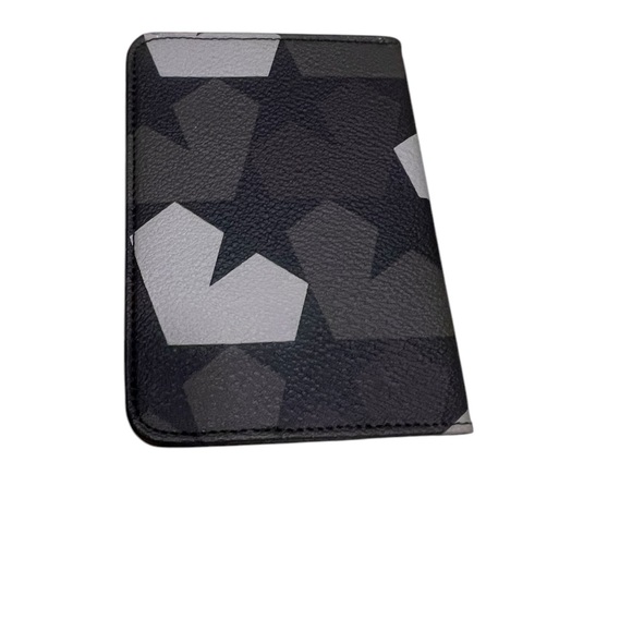 PORTS 1961 CAMO HEART PASSPORT HOLDER-NWOT